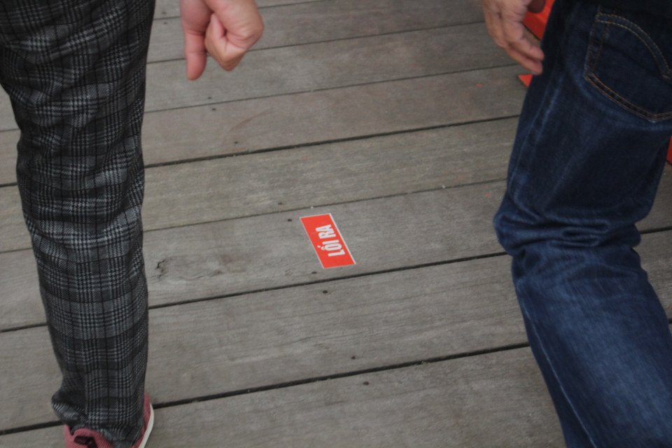 Trên cầu có dán hướng dẫn phân luồng để khách tham quan chú ý di chuyển theo đúng chiều, đúng làn, hạn chế tối đa hiện tượng tập trung đông người khi dừng lại chụp ảnh. (Ảnh: Minh Anh/Vietnam+)