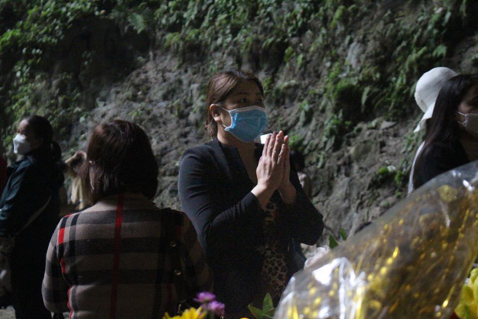 Người dân hành hương đến động Hương Tích nói chung và các địa điểm tâm linh khác trong khu di tích nói riêng đều đi đường xa tới, mang theo ước mong năm mới an lành, dịch bệnh sớm qua khỏi để cuộc sống trở lại bình thường. (Ảnh: Minh Anh/Vietnam+)