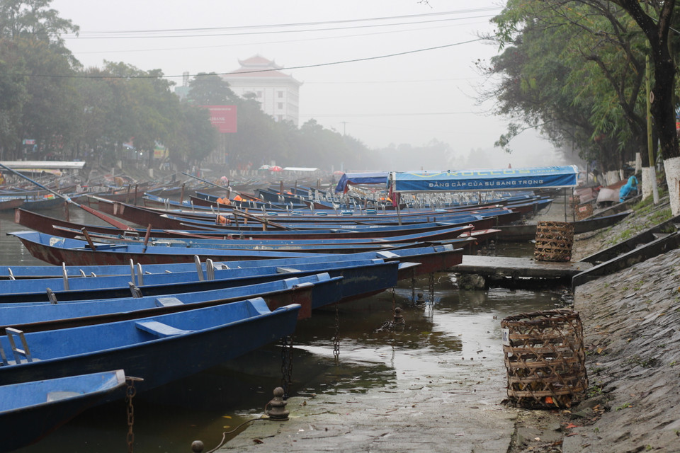 Theo ghi nhận của phóng viên, nhiều khách đã đến khu di tích từ đêm, rạng sáng để tránh cảnh đông đúc thường thấy. Đến trước 9 giờ, bến đò gần như chưa có khách. (Ảnh: Minh Anh/Vietnam+)
