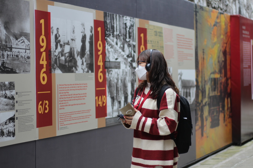 Khách tham quan đi riêng lẻ hoặc đi nhóm nhỏ đều tuân thủ tốt những quy định về phòng chống dịch. (Ảnh: Minh Anh/Vietnam+)