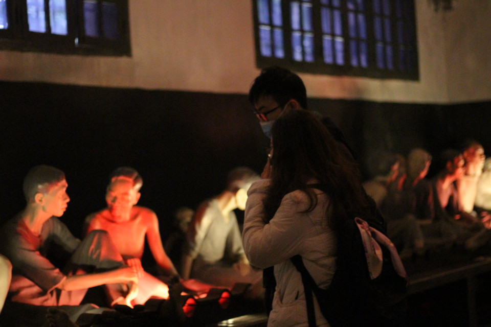 Tại khu di tích Nhà tù Hỏa Lò, sáng ngày 15/2 đã đón khoảng 60 lượt khách tới tham quan, chủ yếu là học sinh, sinh viên. (Ảnh: Minh Anh/Vietnam+)