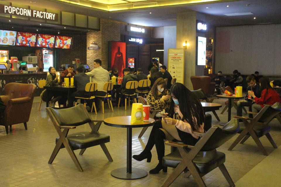 Đến gần mốc 21 giờ, số lượng khán giả đổ tới rạp mới dần tăng theo các cặp hoặc các tốp từ ba đến khoảng bảy, tám người. (Ảnh: Minh Anh/Vietnam+)