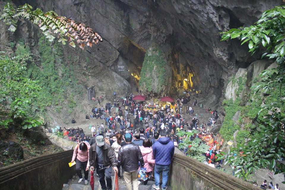 Khu di tích và thắng cảnh Hương Sơn trong ngày 16/2, ngày đầu chính thức mở lại, đã đón một lượng khá lớn khách thập phương đổ về. (Ảnh: Minh Anh/Vietnam+)