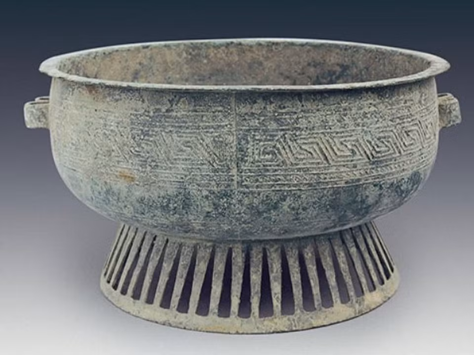 Âu đồng tìm thấy trong mộ thuyền Việt Khê (Hải Phòng). Di vật của văn hóa Đông Sơn mang tính thẩm mỹ cao, được làm nhiều loại chất liệu khác nhau (như đồng, sắt, gốm, đá...); trong đó, nổi bật hơn cả là bộ sưu tập hiện vật bằng đồng. (Ảnh: Bảo tàng Lịch sử Quốc gia)