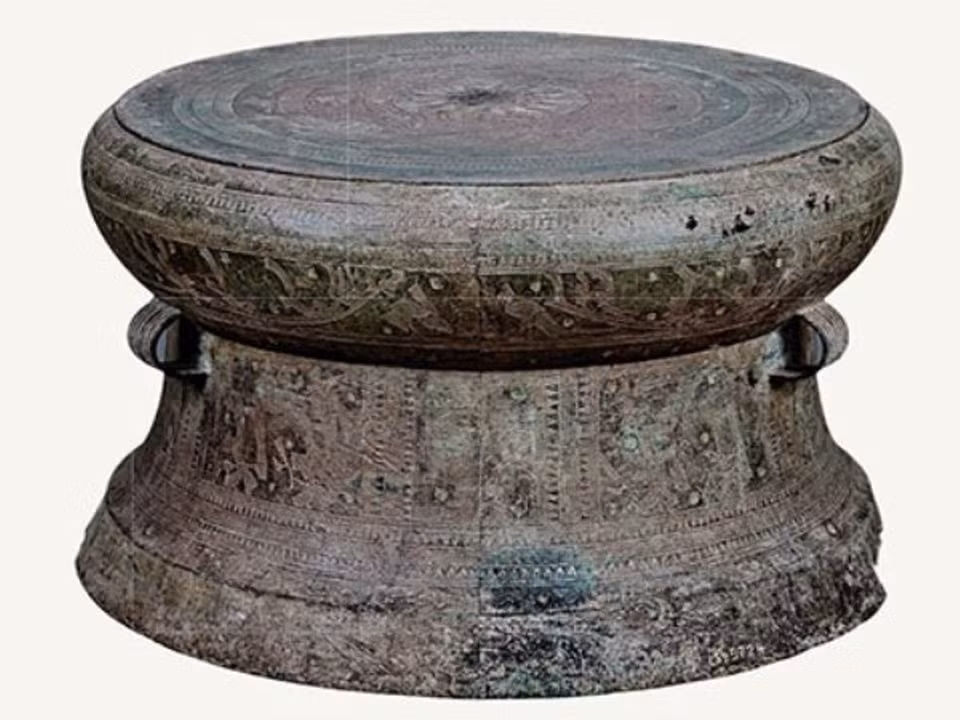 Trống Miếu Môn - một hiện vật tiêu biểu của văn hóa Đông Sơn, được phát hiện tại Chương Mỹ (Hà Nội). Trống đồng Đông Sơn là minh chứng tiêu biểu cho kỹ thuật đúc đồng của người Việt cổ. (Ảnh: Bảo tàng Lịch sử Quốc gia).