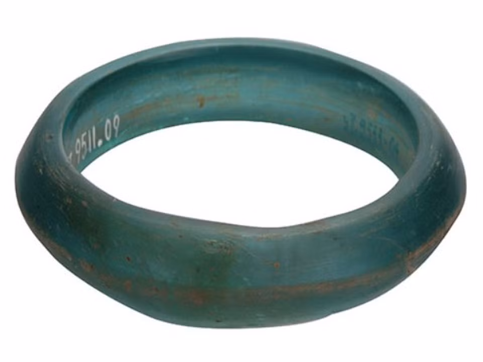 Vòng thủy tinh - di vật văn hóa Đông Sơn được phát hiện tại Bãi Phôi Phối (Hà Tĩnh). Bên cạnh chất liệu đồng, người Việt cổ thời kỳ này còn chế tác và sử dụng các loại đồ trang sức bằng đá, thủy tinh. (Ảnh: Bảo tàng Lịch sử Quốc gia)