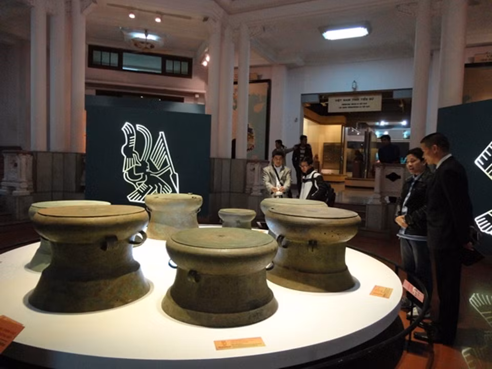 Công chúng tham quan các hiện vật văn hóa Đông Sơn (thế kỷ 7 trước Công nguyên - thế kỷ 1-2 sau Công nguyên) đang được trưng bày tại Bảo tàng Lịch sử Quốc gia (Hà Nội). Hiện nay, ở nước ta, hơn 200 di tích văn hóa Đông Sơn đã được phát hiện, chủ yếu phân bố tại lưu vực ba dòng sông lớn: sông Hồng (đồng bằng Bắc Bộ), sông Mã (Thanh Hóa) và sông Cả (Nghệ An). (Ảnh: A.N/Vietnam+)