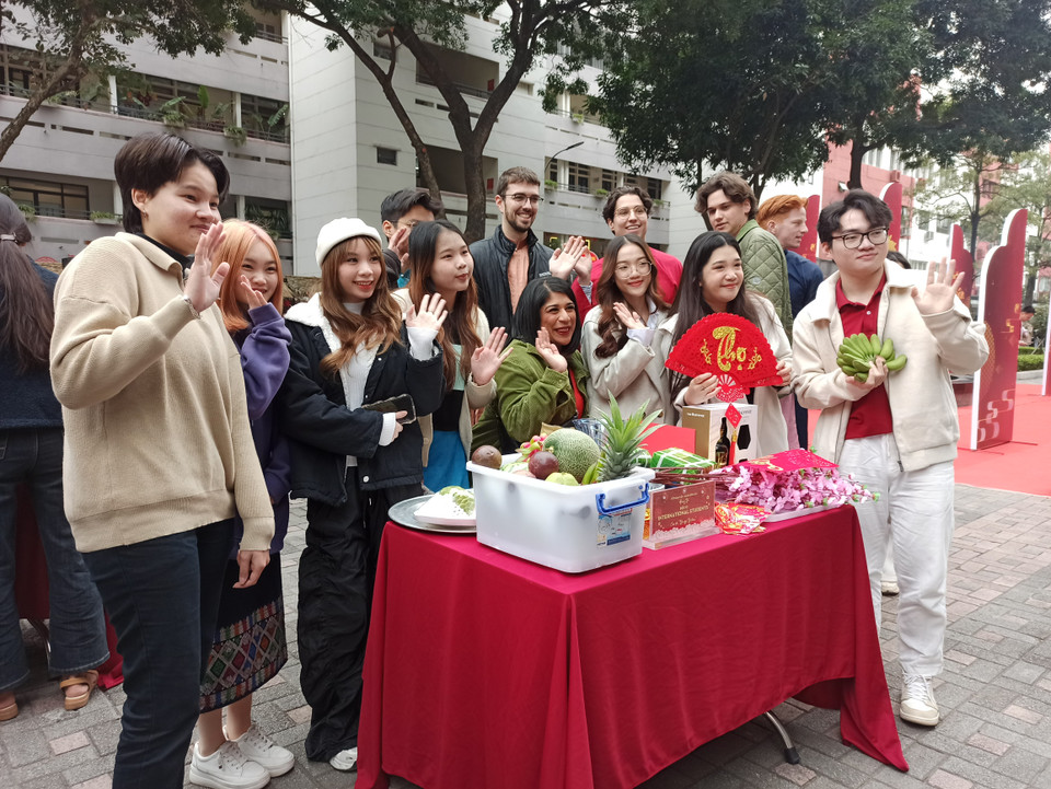 Trường Đại học Ngoại thương có nhiều sinh viên đến từ các quốc gia khác nhau như Lào, Đức, Thụy Sỹ, Hàn Quốc… Với nhiều sinh viên, đây là lần đầu tiên được trải nghiệm không khí Tết Việt. (Ảnh: PV/Vietnam+).