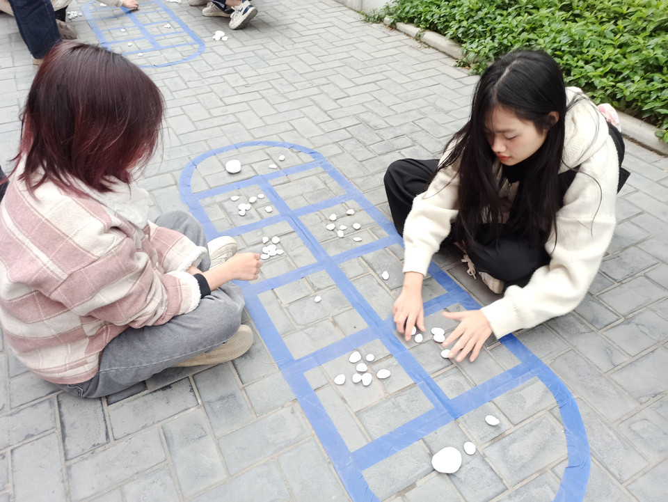 Trò chơi ô ăn quan truyền thống được tái hiện. (Ảnh: PV/Vietnam+)