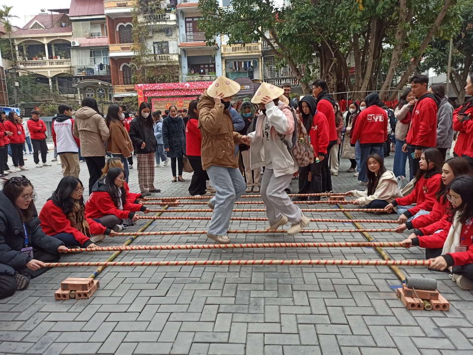 Nhảy sạp là hoạt động khiến sinh viên quốc tế thích thú. (Ảnh: PV/Vietnam+).