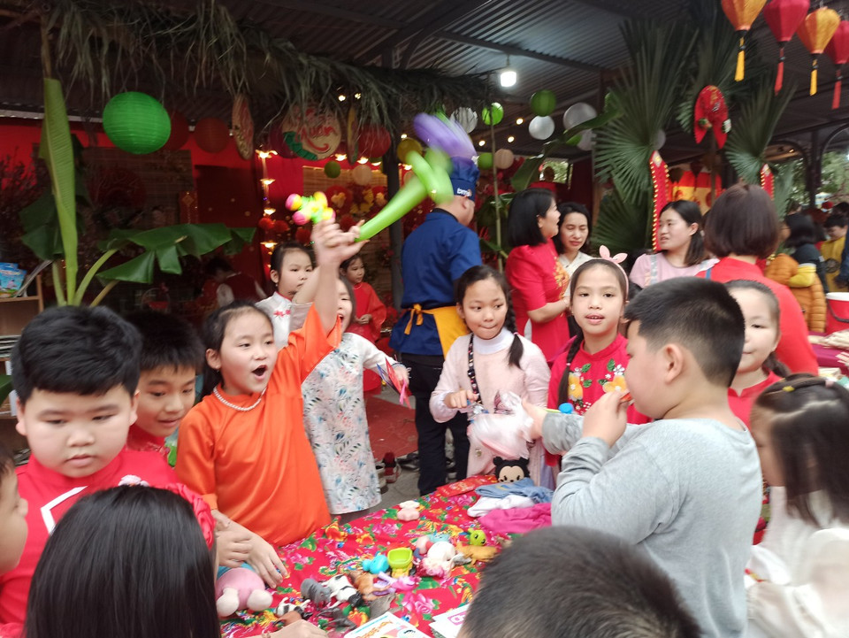 Chợ Tết cũng là nơi học sinh được trải nghiệm nhiều kỹ năng như giao tiếp, sự mạnh dạn, tự tin khi được tham gia trực tiếp bán hàng. (Ảnh: PV/Vietnam+)