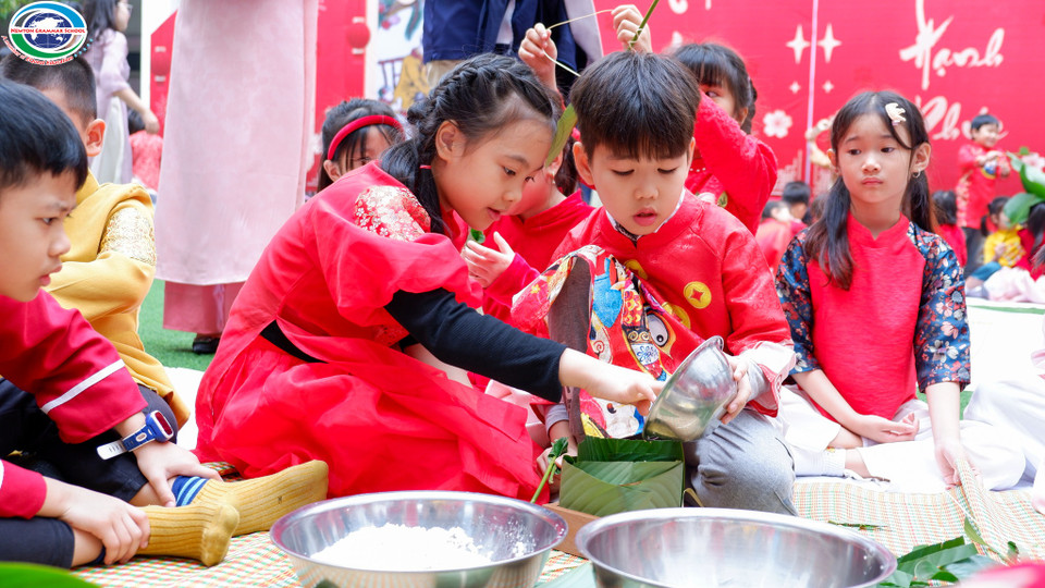 ...và háo hức khi được tự tay thực hành. (Ảnh: PV/Vietnam+)