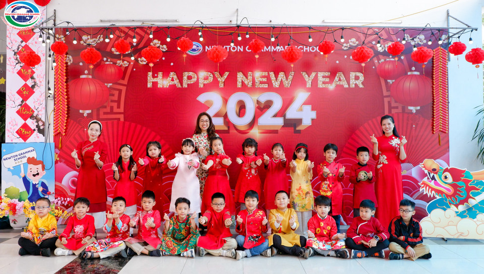 Theo lãnh đạo các nhà trường, hoạt động trải nghiệm Tết vừa giúp các em hiểu và thêm yêu văn hóa Việt, vừa để các em có cơ hội giải tỏa những căng thẳng sau học kỳ I đồng thời giúp học sinh, nhà trường, phụ huynh thêm gắn kết, cùng chào đón năm mới với nhiều niềm vui mới.Tr (Ảnh: PV/Vietnam+).