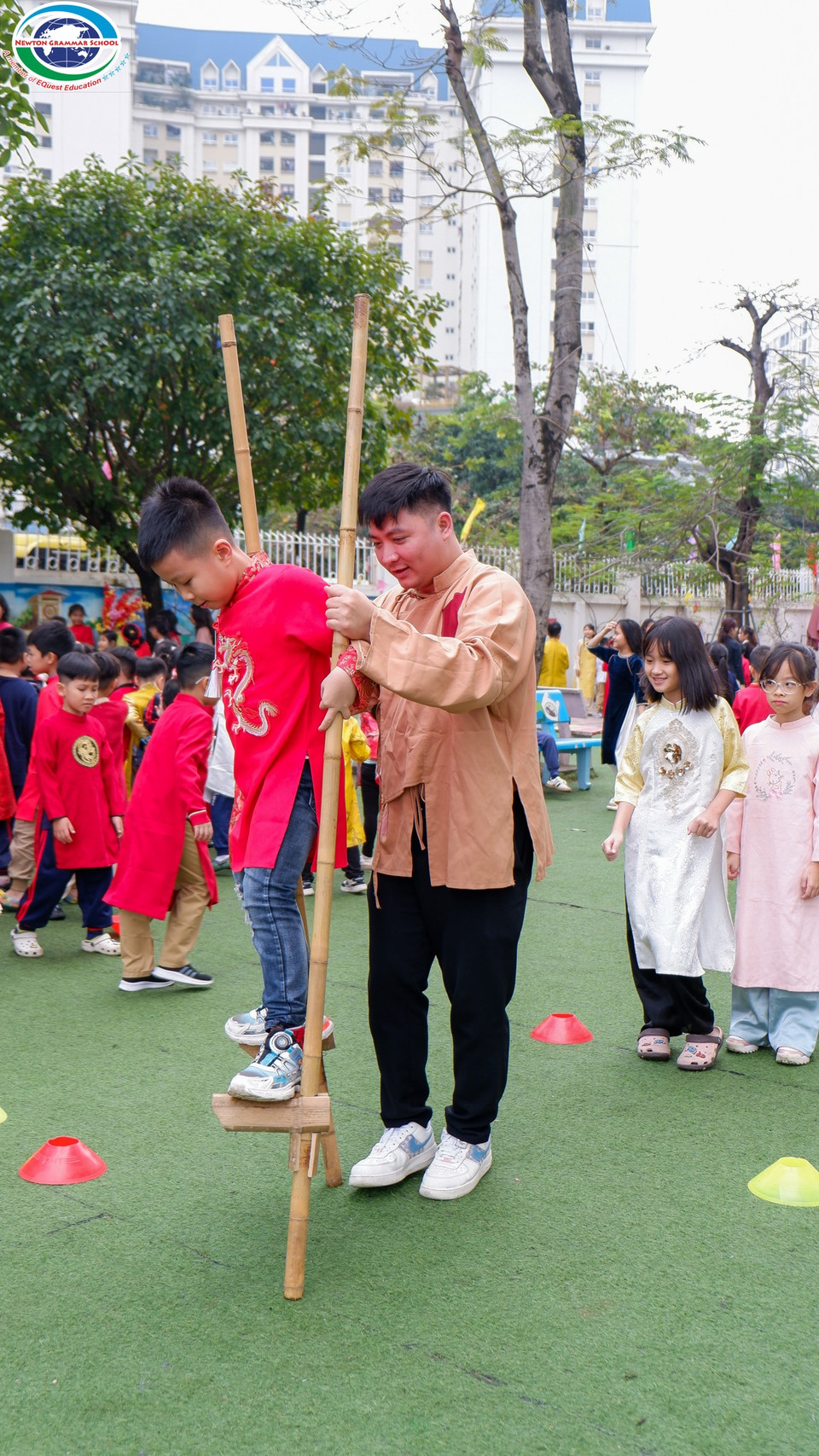 Trò chơi dân gian đi cà kheo là trải nghiệm rất đặc biệt với các em. (Ảnh: PV/Vietnam+)