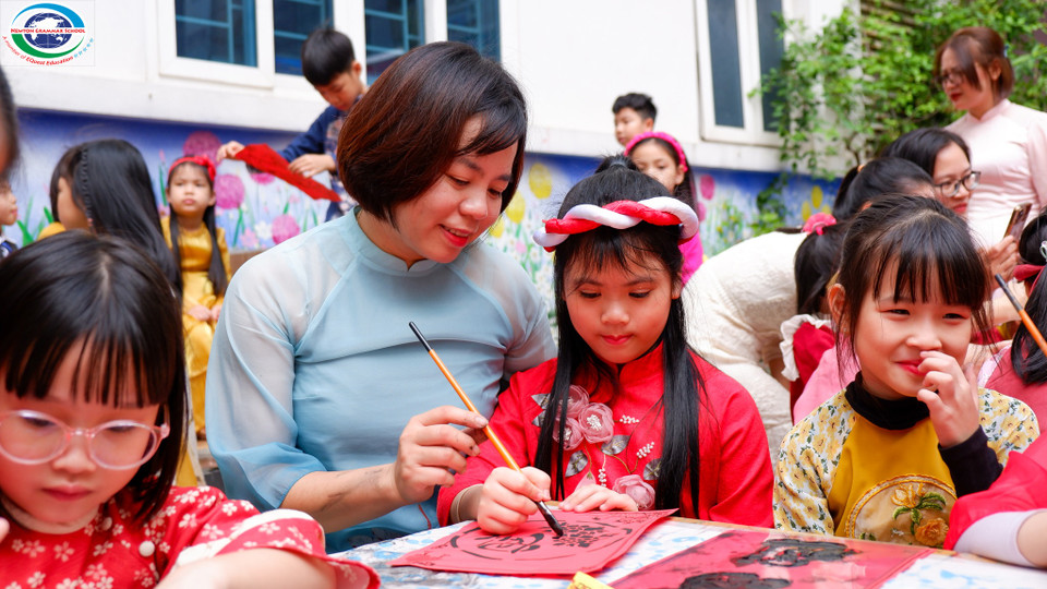 ...và tập viết thư pháp - một nét văn hóa đẹp của truyền thống Tết Việt. (Ảnh: PV/Vietnam+)