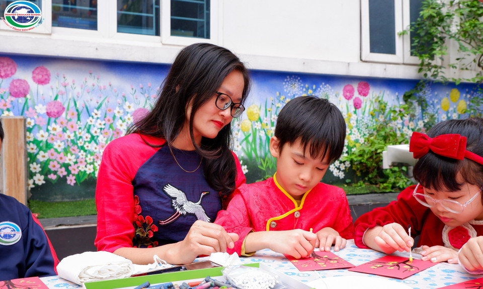 Các em cũng được hướng dẫn làm thiệp chúc Tết với cành mai vàng... (Ảnh: PV/Vietnam+)