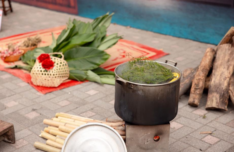 Các sinh viên quốc tế cũng có dịp cảm nhận hương Tết đặc trưng của người Việt với những nồi nước lá mùi già thơm phảng phất. (Ảnh: PV/Vietnam+).
