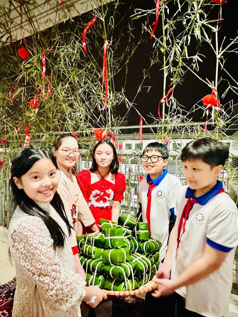 Trong không khí truyền thống của làng quê Việt ngày Tết không thể thiếu những chiếc bánh chưng xanh. (Ảnh: NTCC)