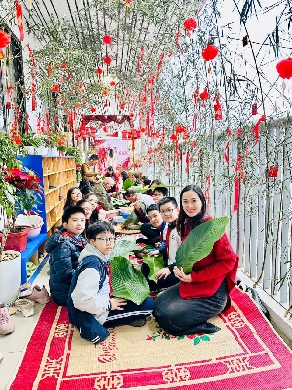 Trường Trung học Cơ sở Hoàng Mai lại chọn hình ảnh cây tre quen thuộc của làng quê Việt để trang trí. (Ảnh: NTCC)