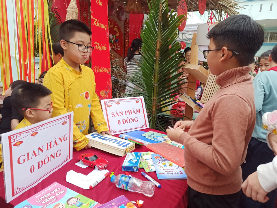 Gian hàng 0 đồng "cháy hàng" từ sớm. (Ảnh: PV/Vietnam+)