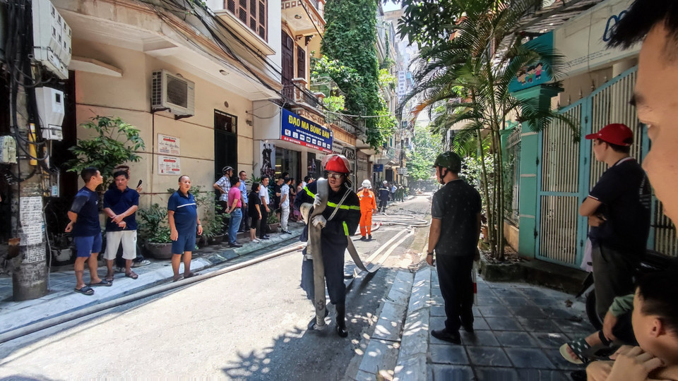 Nhà khóa trái cửa không có người ở nhà, hàng xóm thấy cháy gọi 115 và lực lượng cứu hỏa nhanh chóng có mặt. (Ảnh: PV/Vietnam+)