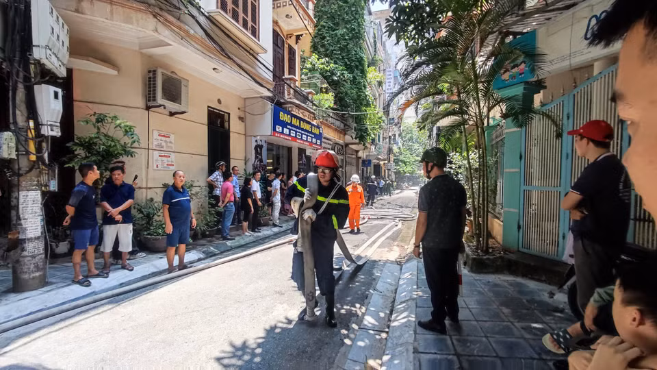 Nhà khóa trái cửa không có người ở nhà, hàng xóm thấy cháy gọi 115 và lực lượng cứu hỏa nhanh chóng có mặt. (Ảnh: PV/Vietnam+)