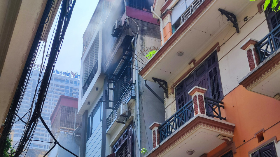 Đến 11 giờ 20, đám cháy được khống chế bước đầu. (Ảnh: PV/Vietnam+)