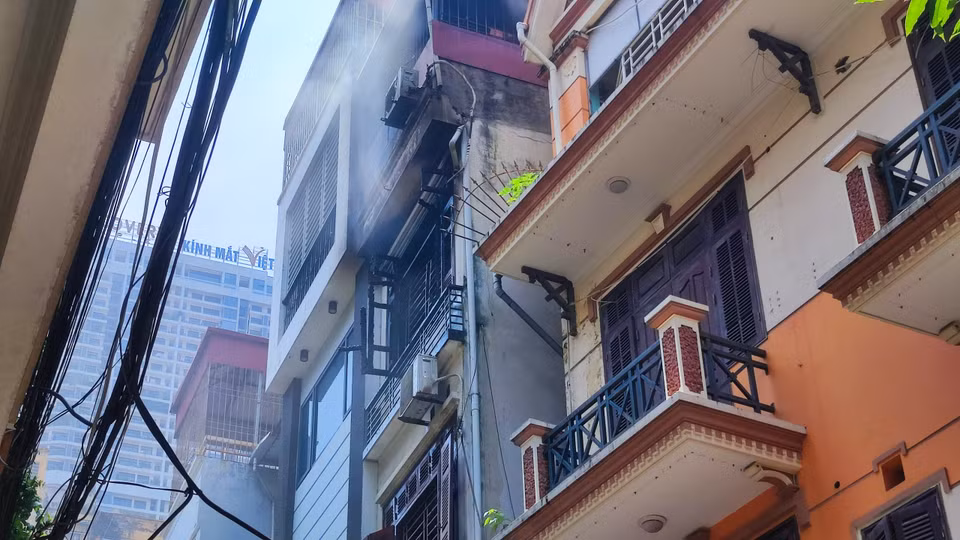 Đến 11 giờ 20, đám cháy được khống chế bước đầu. (Ảnh: PV/Vietnam+)