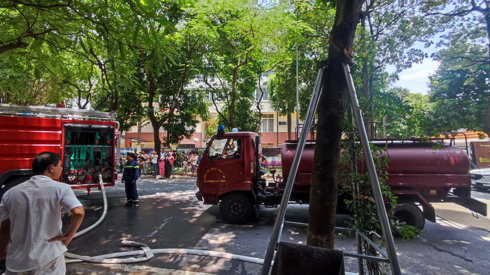 Xe nước được điều động bổ sung. (Ảnh: PV/Vietnam+)