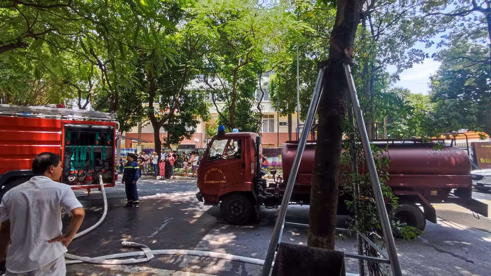 Xe nước được điều động bổ sung. (Ảnh: PV/Vietnam+)