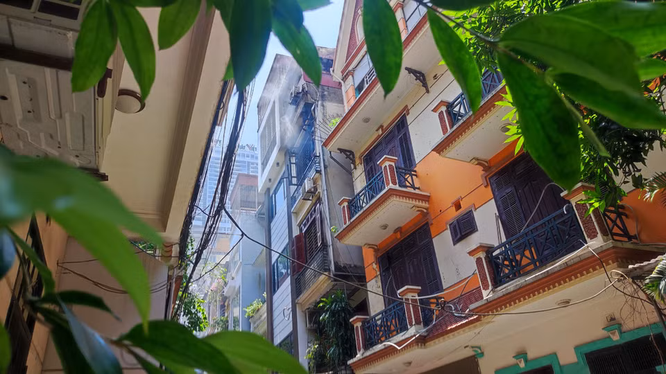 Trong khoảng thời gian từ 10 giờ 50 đến 11 giờ, người dân phát hiện có cháy trên tầng tum ở nhà số 2 ngõ 20 Trần Quý Kiên. (Ảnh: PV/Vietnam+)