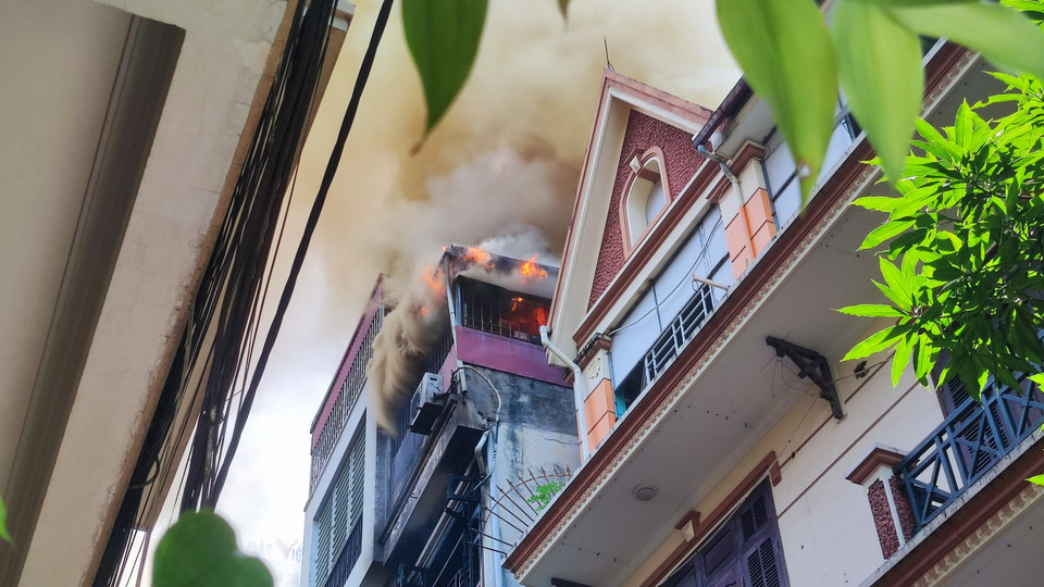 Tuy nhiên, ít phút sau đó tầng tum tiếp tục cháy, lửa bùng lên lớn. (Ảnh: PV/Vietnam+)