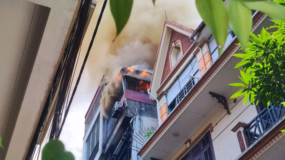 Tuy nhiên, ít phút sau đó tầng tum tiếp tục cháy, lửa bùng lên lớn. (Ảnh: PV/Vietnam+)