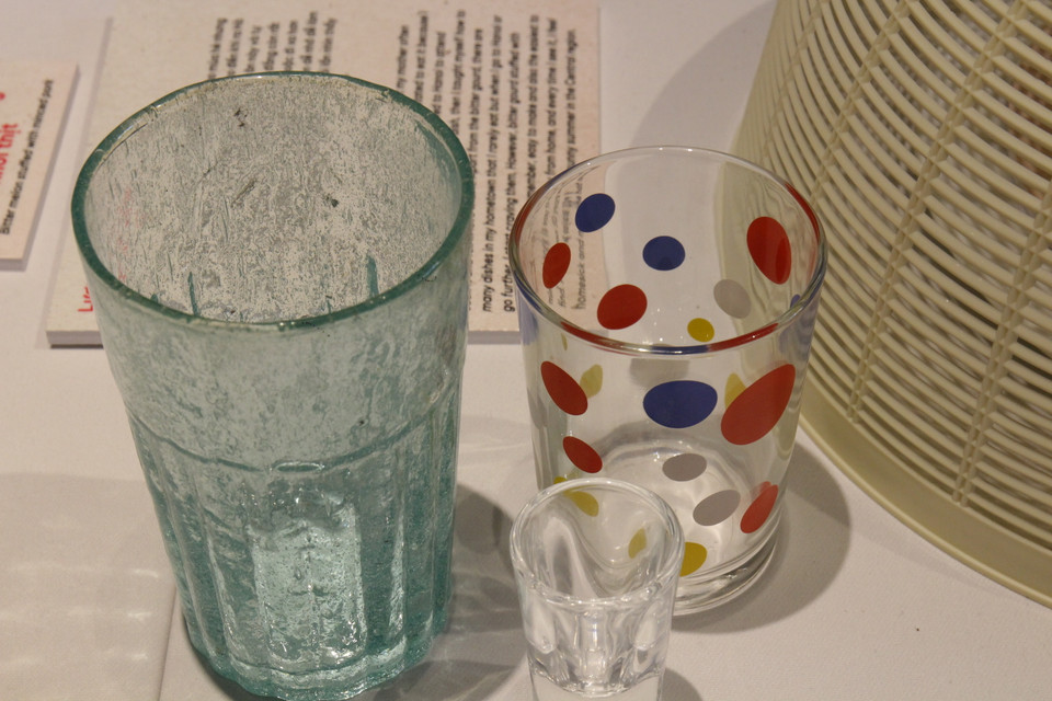 Bên cạnh mỗi mâm cơm còn có các vật dụng quen thuộc, đầy hoài niệm như cốc vại bia hay chén rượu của bố, của ông và cốc thủy tinh chấm bi uống nước của cả nhà. (Ảnh: Minh Anh/Vietnam+)