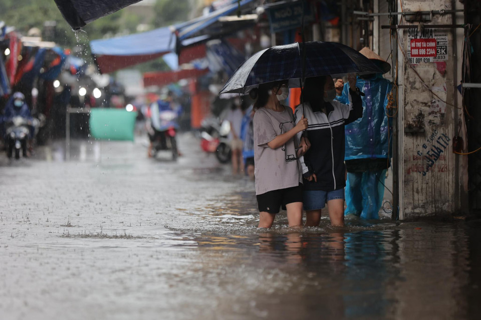 Việc Hà Nội 'hễ mưa là ngập' nay đã không còn là chuyện mới lạ ở Thủ đô. (Ảnh: PV/Vietnam+)