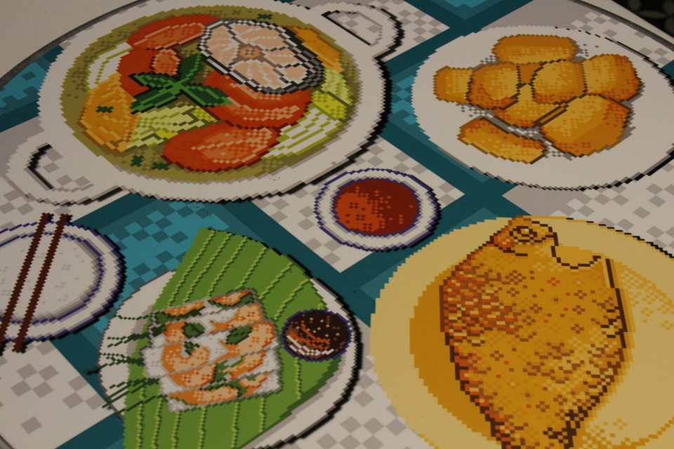 Mỗi ''mâm cơm'' đều được các bạn họa sỹ trẻ chọn nhiều cách thể hiện đặc sắc, sáng tạo - như trong hình là pixel art (phong cách điểm ảnh). (Ảnh: Minh Anh/Vietnam+)