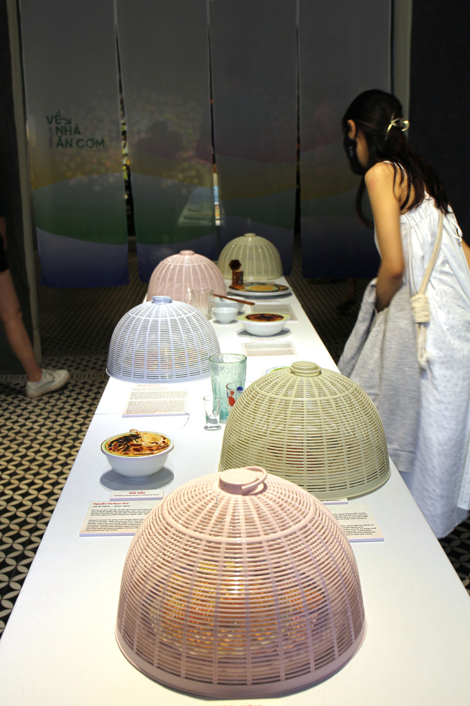 Ở phòng khách là những mâm cơm được đậy điệm cẩn thận, phần cơm cho người về sau. Đôi khi đây cũng có thể là khoảnh khắc cắt cơm đột ngột vì có kế hoạch đi ăn ở ngoài, vô tình bị kéo đi theo nhịp sống vội vã thời hiện đại. (Ảnh: Minh Anh/Vietnam+)