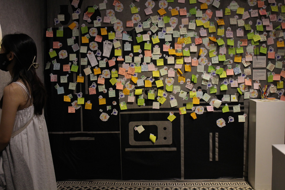 Mỗi lời nhắn mang theo một câu chuyện phía sau nhưng đôi khi lại là câu chuyện không của riêng ai.(Ảnh: Minh Anh/Vietnam+)