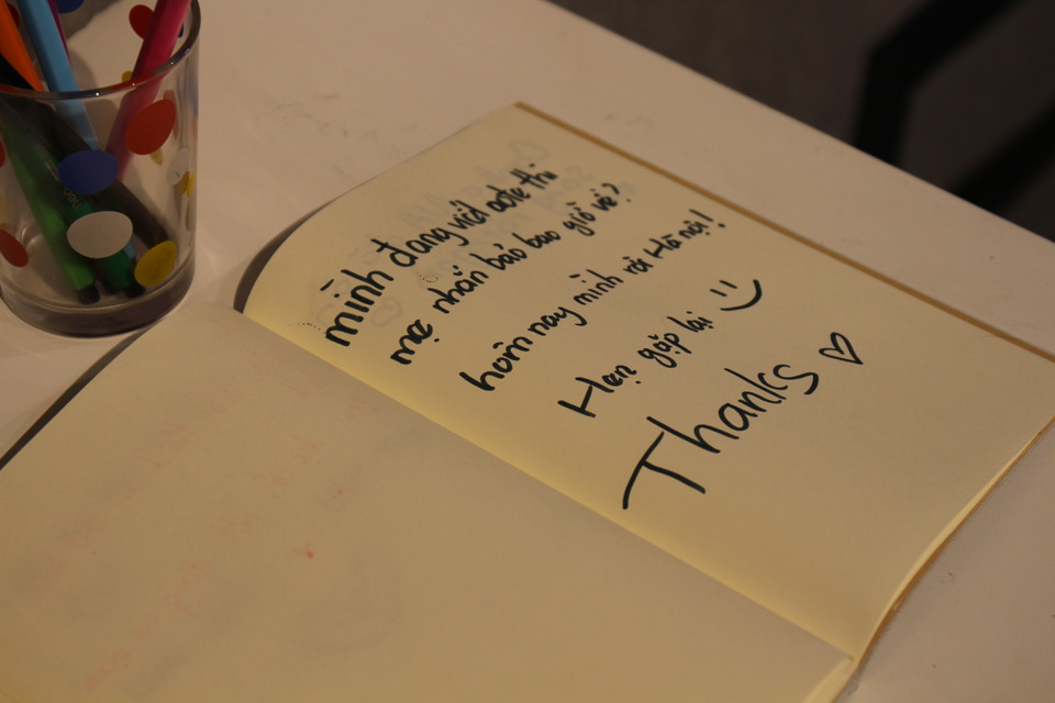 Ở không gian phòng khách, phòng bếp đều có giấy bút cho khán giả lưu lại những cảm xúc. Những dòng chia sẻ được viết ra giúp hoàn thiện thông điệp yêu thương của cuộc trưng bày. (Ảnh: Minh Anh/Vietnam+)