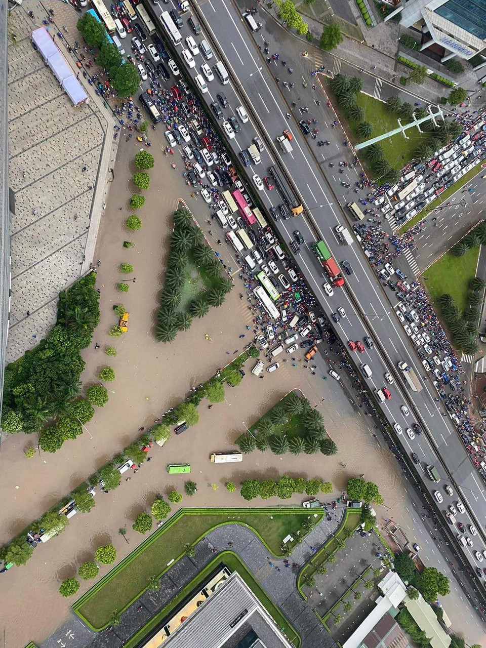 Ngã tư Phạm Hùng-Dương Đình Nghệ ngập nghiêm trọng, gây ùn tắc giao thông, ghi nhận từ tòa nhà Keangnam. (Ảnh: PV/Vietnam+)