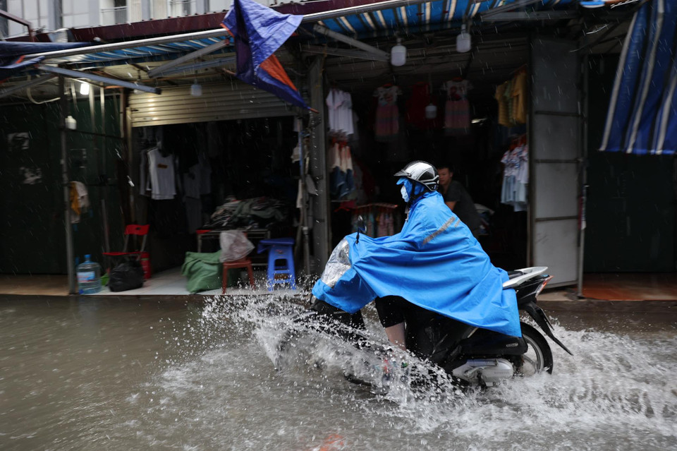 Nước ngập sâu tại khu vực đường Phan Văn Trường, chợ Xanh. (Ảnh: Minh Sơn/Vietnam+)