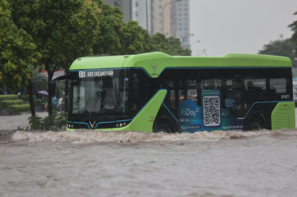 Xe buýt điện hóa ''tàu ngầm'' khi lội qua vùng trũng. (Ảnh: Minh Sơn/Vietnam+)