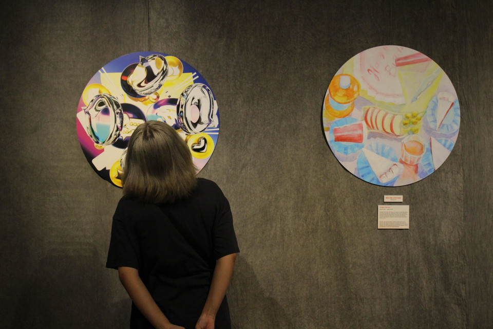 Hai trong nhiều phong cách đặc sắc tại triển lãm, mô tả bữa ăn thời công nghệ (trái) và bữa ăn sinh nhật. Ở đó có sự tập trung đông đủ cả gia đình và những người họ hàng, bạn bè. (Ảnh: Minh Anh/Vietnam+)