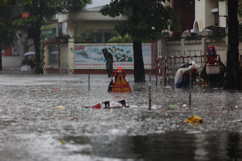 Cảnh báo ngập được đặt tại một ngã rẽ trong quận Cầu Giấy, người dân không thể lưu thông qua. (Ảnh: Minh Sơn/Vietnam+)