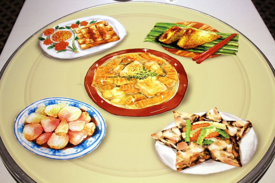 Mâm cơm ngày Tết của miền Bắc là những món đặc trưng như canh măng, hành muối, giò xào, nem rán và bánh chưng rán. (Ảnh: Minh Anh/Vietnam+)