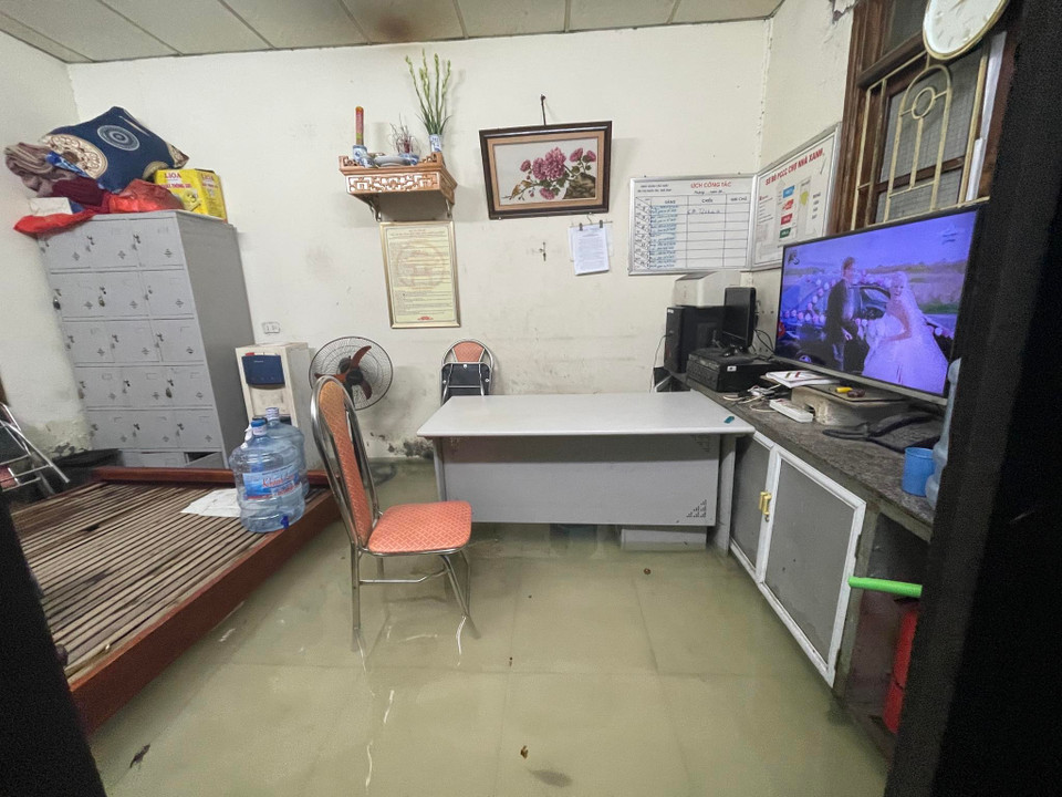 Nước tràn vào những căn phòng có nền thấp. (Ảnh: PV/Vietnam+)