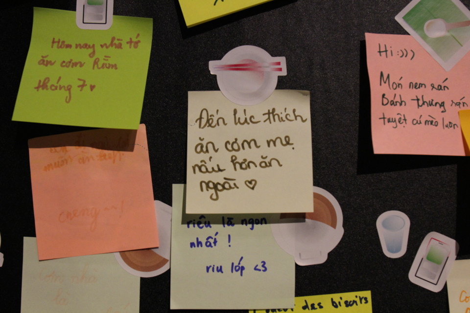 Một nhân viên văn phòng 27 tuổi tại triển lãm nói rằng chị thích nhất lời nhắn này. Sau chuỗi ngày dài gặp gỡ, đi ăn ngoài với đối tác, bạn bè ở hàng quán, điều chị ''thèm'' nhất bây giờ là ''bát cơm nóng hổi mẹ xới, món cá kho nóng hổi mẹ ninh hai lần lửa.'' (Ảnh: Minh Anh/Vietnam+)