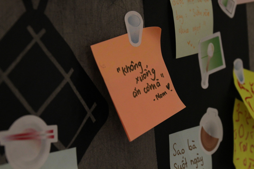 ''Về nhà ăn cơm'' là triển lãm mới nhất của một nhóm bạn họa sỹ trẻ xoay quanh những ký ức, kỷ niệm và câu chuyện về tình cảm gia đình thể hiện qua bữa cơm nhà thân thương. (Ảnh: Minh Anh/Vietnam+)