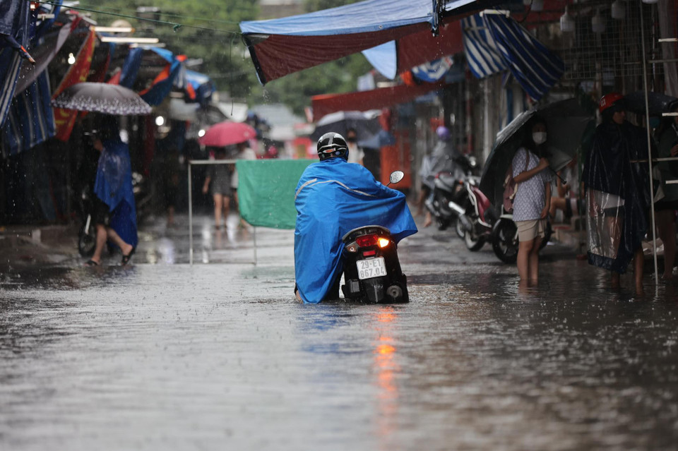 Mưa lớn, các cửa hàng sửa chữa xe cho biết liên tục nhận các ca chết máy vì nước mưa ngập. (Ảnh: Minh Sơn/Vietnam+)