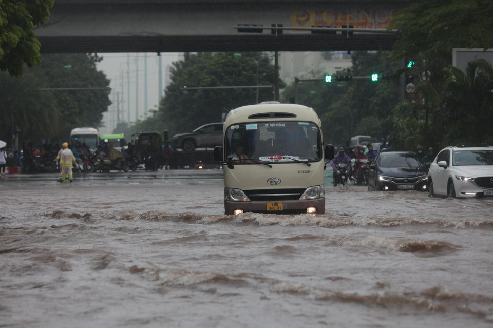Xe khách chết máy, ''đầu hàng'' trong vùng ngập. (Ảnh: Minh Sơn/Vietnam+) 